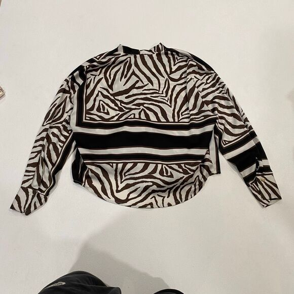AKIRA Zebra Print Satin Tie Front Blouse Top Size M Medium Long Sleeve - Picture 2 of 5